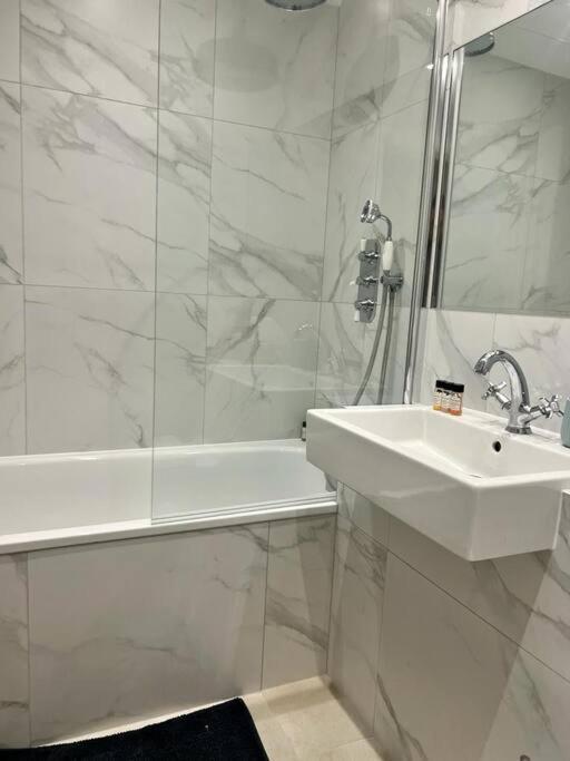 New Flat In Holland Park Apartment ลอนดอน ภายนอก รูปภาพ